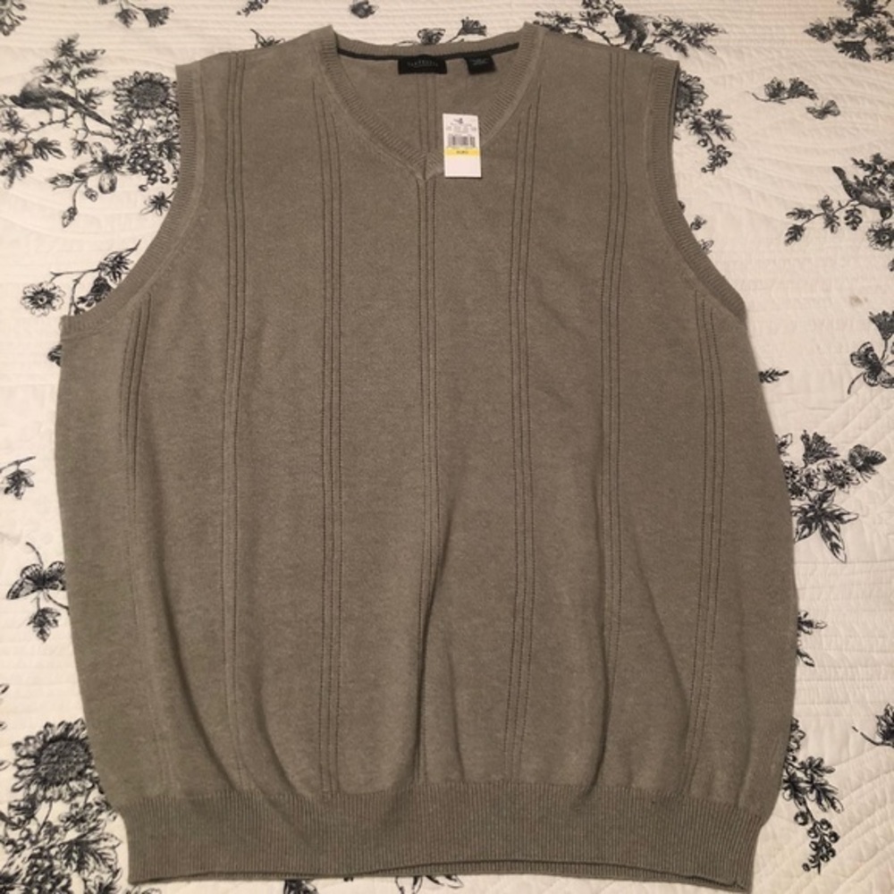 Men's Van Heusen V-neck sweater vest NWT